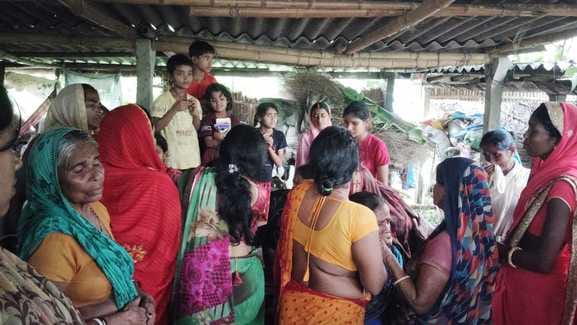 Vaishali Bihar news : Woman killed as peepal tree falls on survivor seriously injured bihar news hindi news