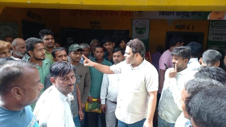 Farmers who had been in line since morning yearned for two bags of fertilizer, causing uproar