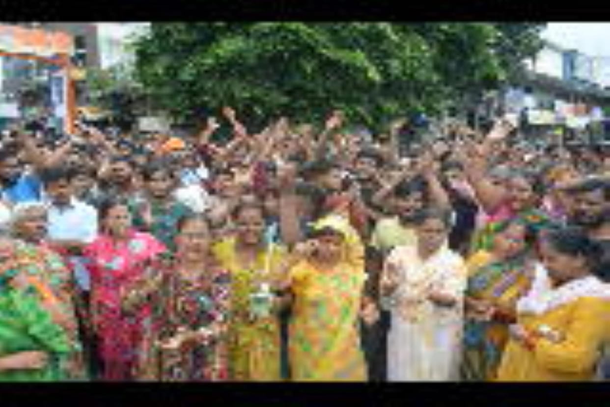 The bodies of the brother-in-law and sister-in-law were kept at the Haiderganj intersection for four hours to protest