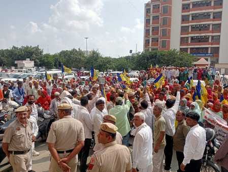 MNREGA workers demonstrated at the Secretariat in support of their demands.