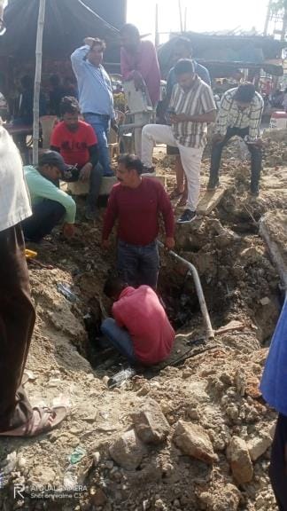The JCB of the Municipal Corporation cut the cable, power supply to 3000 houses and shops was disrupted.