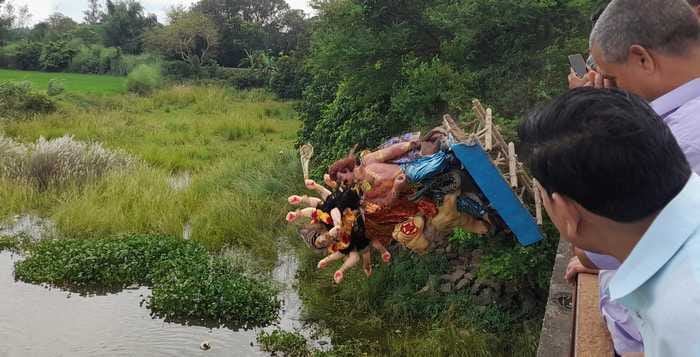 Water hyacinth filled the pond, causing problems in immersion