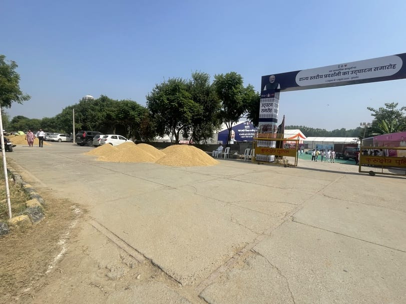 Brahmasarovar transformed into a grain market overnight after the Home Minister's visit ended.