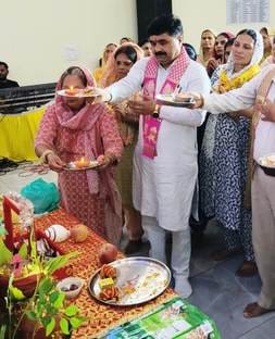 The Kalash Yatra was welcomed with a shower of flowers.