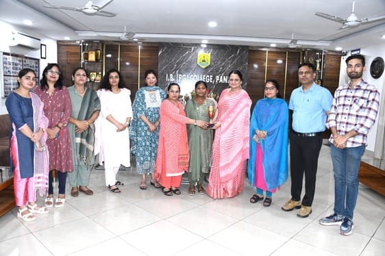 Roshni of IB College secured tenth position in Kurukshetra University
