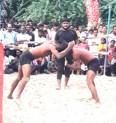 Wrestlers showed their strength in the wrestling match