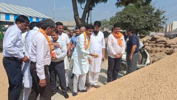 Newly appointed Chairman Dr. Ganesh Dutt visited the grain market.