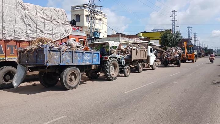 Protest against municipal workers who went to dump garbage in the dumping ground