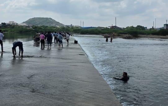 Balotra News: Motorcycle swept away on Luni river culvert, husband and wife drowned