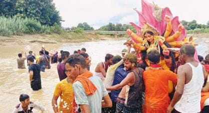 The immersion procession of the idol of Goddess Durga was carried out amidst cheers.