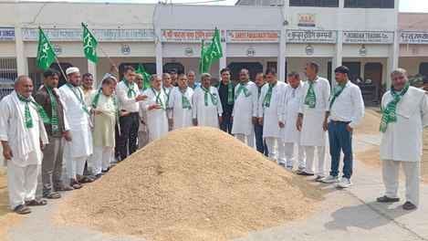 INLD visited the markets and submitted a memorandum to the Chief Minister.