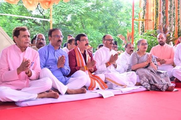 Mahatma Gandhi and Lal Bahadur Shastri remembered