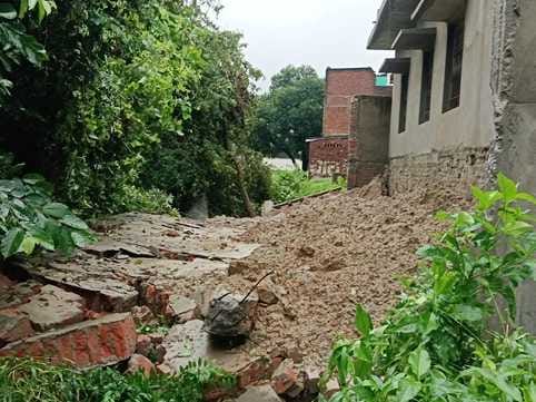 The wall of the newly constructed building of Madhuban Nagar Panchayat collapsed due to rain.