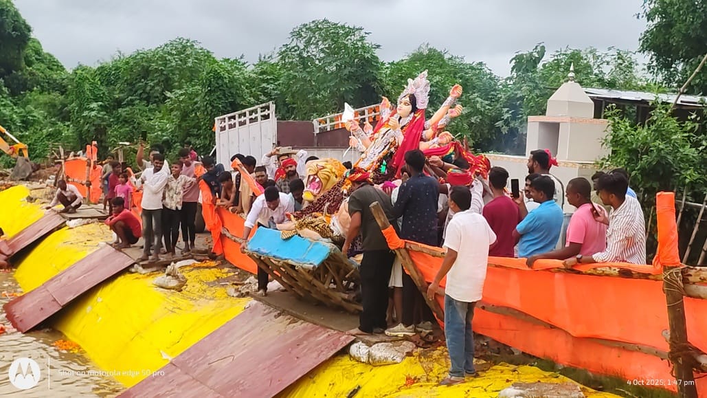 Durga idols were immersed with the chants of Sherawali.