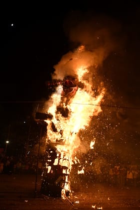 Gorakhpur News: Ravana was burnt with cheers in Birdghat