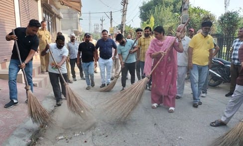 The mayor gave the message of cleanliness by sweeping