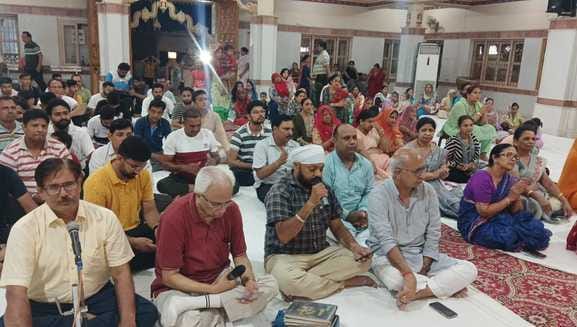 Shyam devotees danced vigorously in the Bhajan Sandhya.