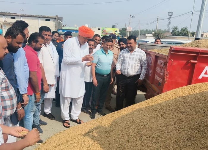 Agriculture Minister inspected paddy procurement, also checked moisture through machine
