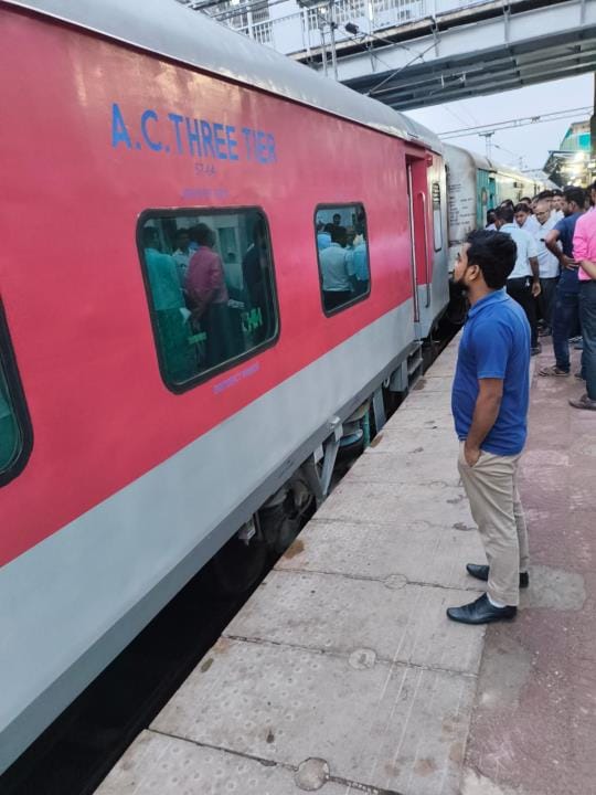 The spring of the AC coach of Awadh Express broke, the train was stopped for three and a half hours