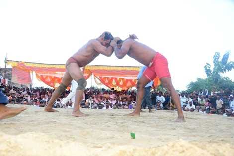 Mange of Mathura and Rahabar of Soraon became joint winners of Malak Balau's wrestling match