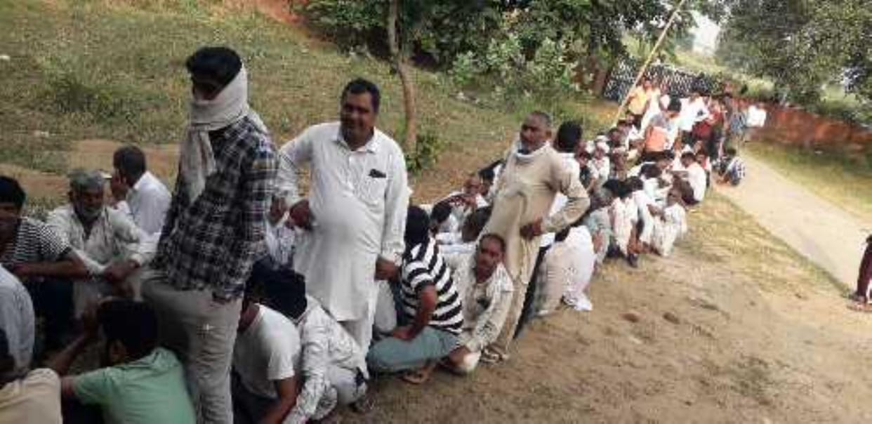 Fertilizer was distributed in Shyamsukh through the token system