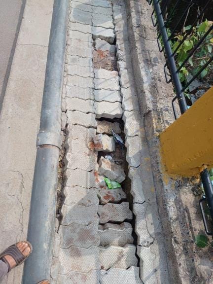 Footpath of Govindpuri old bridge caves in, risk of accident