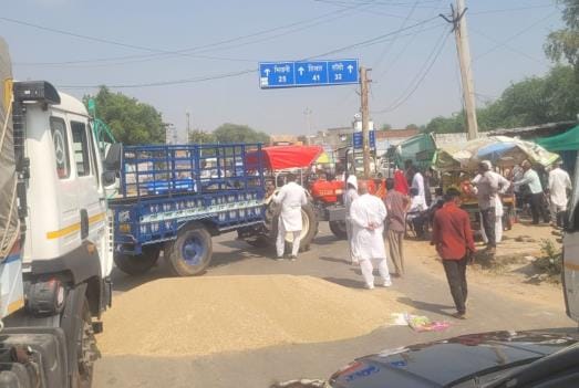 Angry over the lack of government procurement, a farmer dumped a trolley full of millet on the road in Tosham.