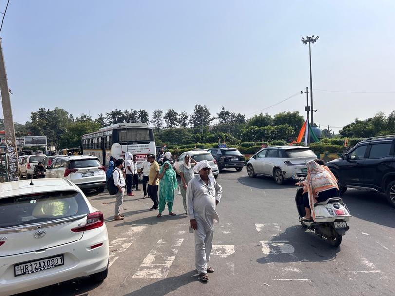 It is difficult to catch a bus on the Delhi bypass between 1 pm and 3 pm.