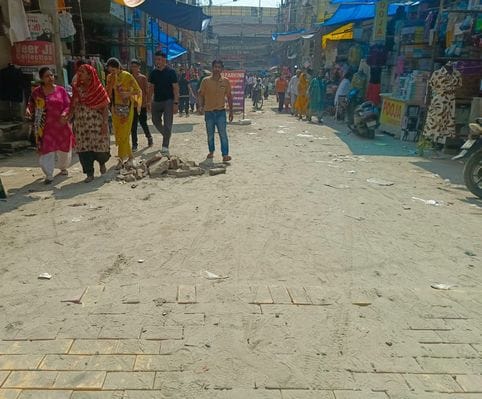 Road not completed even after Dussehra, work stopped
