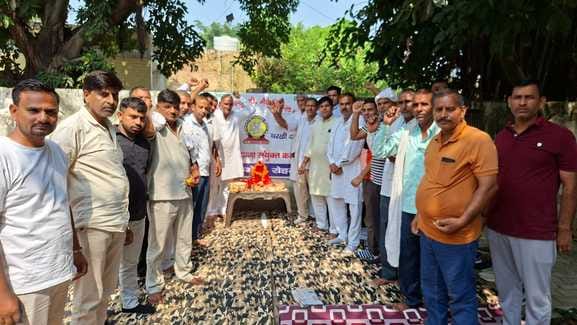 The government should resolve the pending demands of the employees soon.