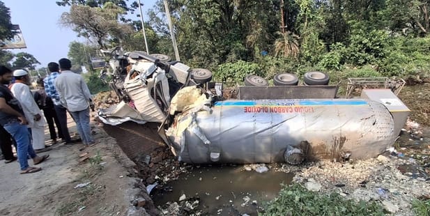 Carbon dioxide tanker overturns, driver and cleaner killed