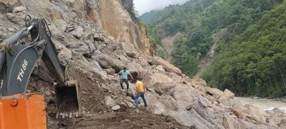 The system is helpless in opening the closed roads, the hardships of the villagers continue.