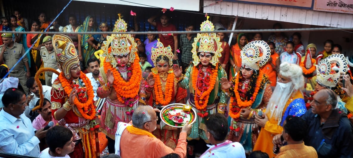 Tears of joy flowed after seeing the meeting of Shri Ram and Bharat...devotees showered flowers.