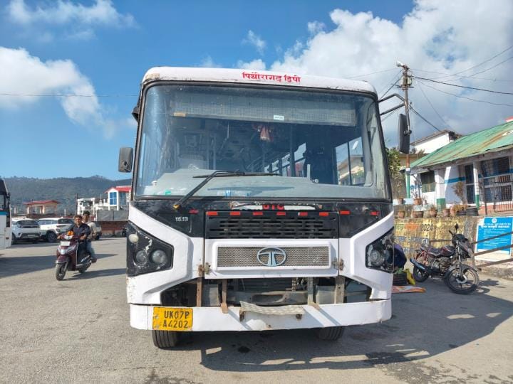The gear box of the Pithoragarh depot bus broke down, causing inconvenience to passengers.