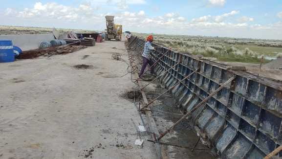 Bridge work on Hardoi road resumes, railings begin to be built