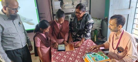 प्राथमिक विद्यालय में टैबलेट पर वीडियो देखते बच्चे। (सांकेतिक)