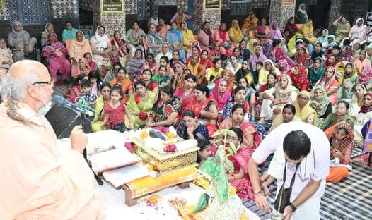 A true devotee is one who worships God with unwavering faith: Maharaj