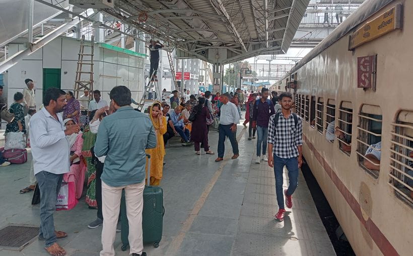 Amrapali Express was delayed by 9.30 hours, Malwa Express by 3.5 hours.
