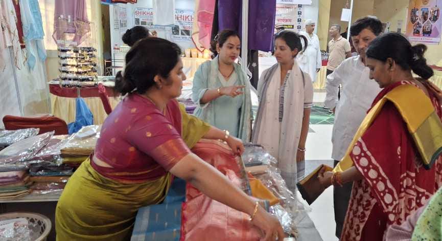 Crowds flock to the handicraft and cultural festival fair