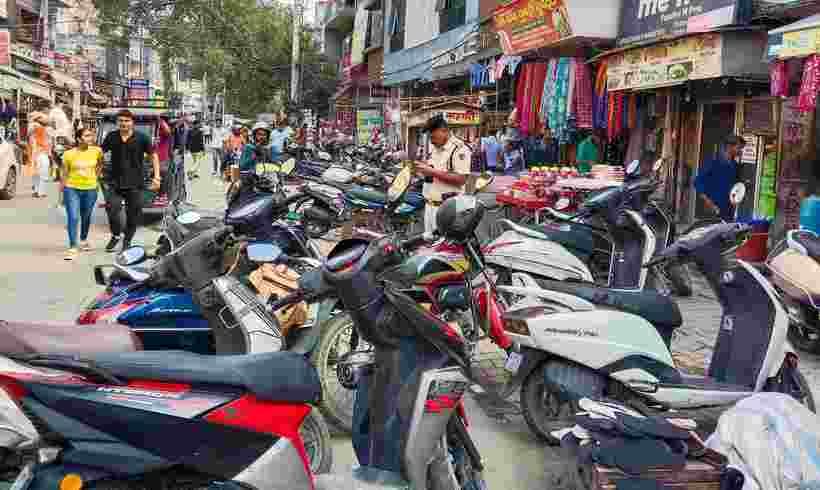 Entry of four-wheelers banned in markets for three days