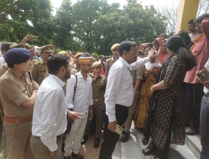 Unnao News: महीने में तीन बार की शिकायत, फिर भी नहीं हटा मुर्गी पालन फार्म unnao news