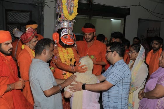 Hanuman Swarup broke his fast, most of the congregation went to bathe in the Ganges.