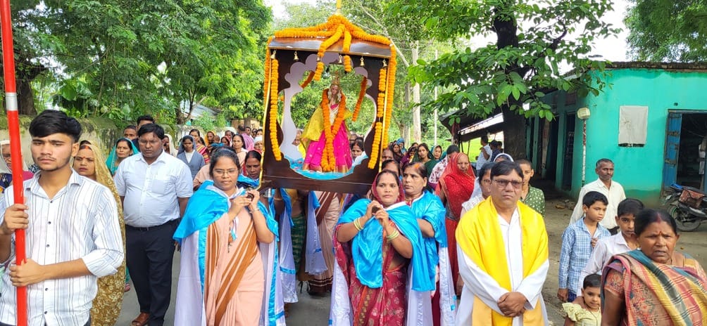 The procession was carried out with the statue of Mary in a palanquin.