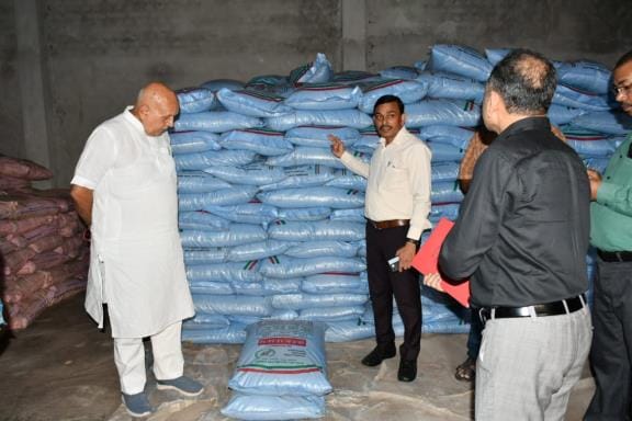 Responsibility will be fixed if there are long queues for fertilizer: Shahi