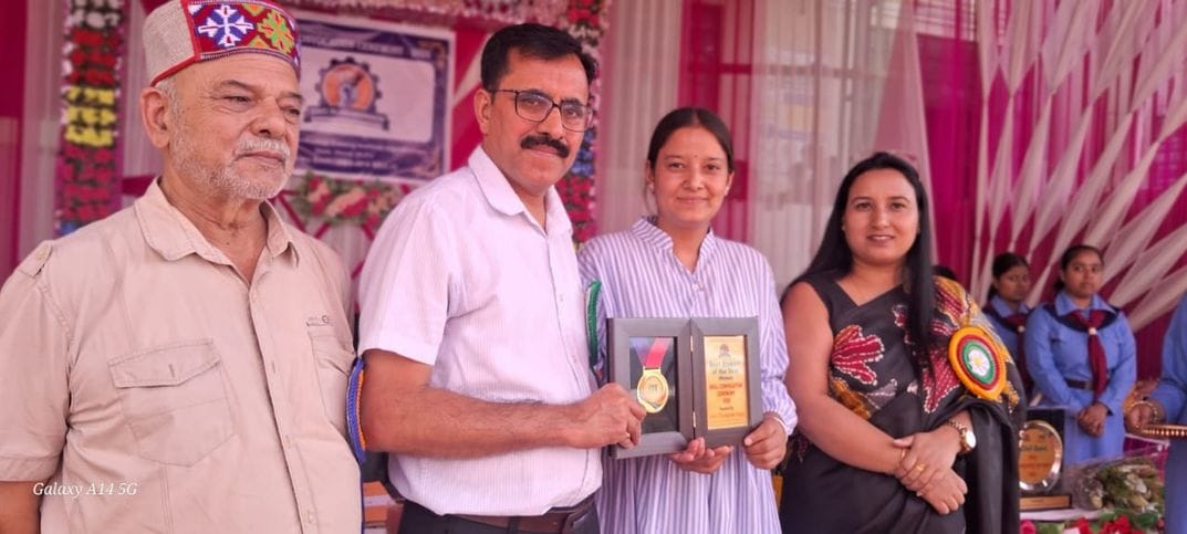 Trainees Anjana and Shubham Thakur were awarded the Best Trainee Award.