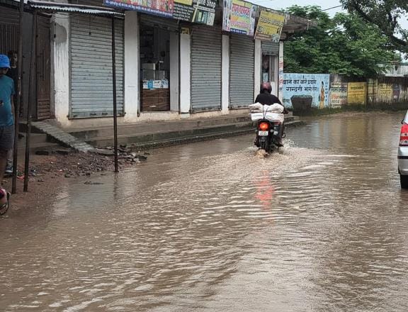 Waterlogging due to rain, people had to face problems