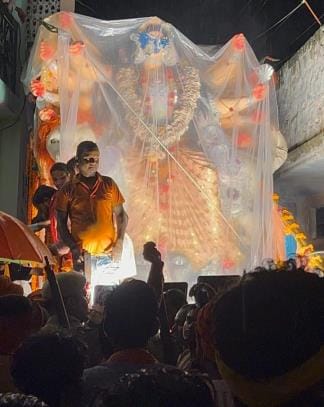Durga idol collides with balcony, procession halted, commotion ensues