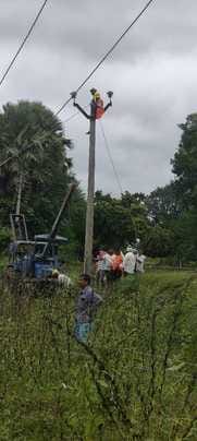 Two HT line poles fell due to rain, power supply was disrupted for 17 hours.
