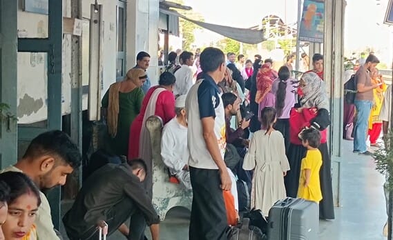 Shaheed Express arrived 10 hours late, causing inconvenience to passengers
