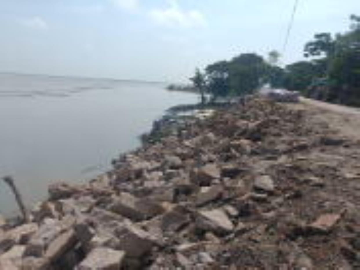 If the rain continues, the danger on the embankments will increase.